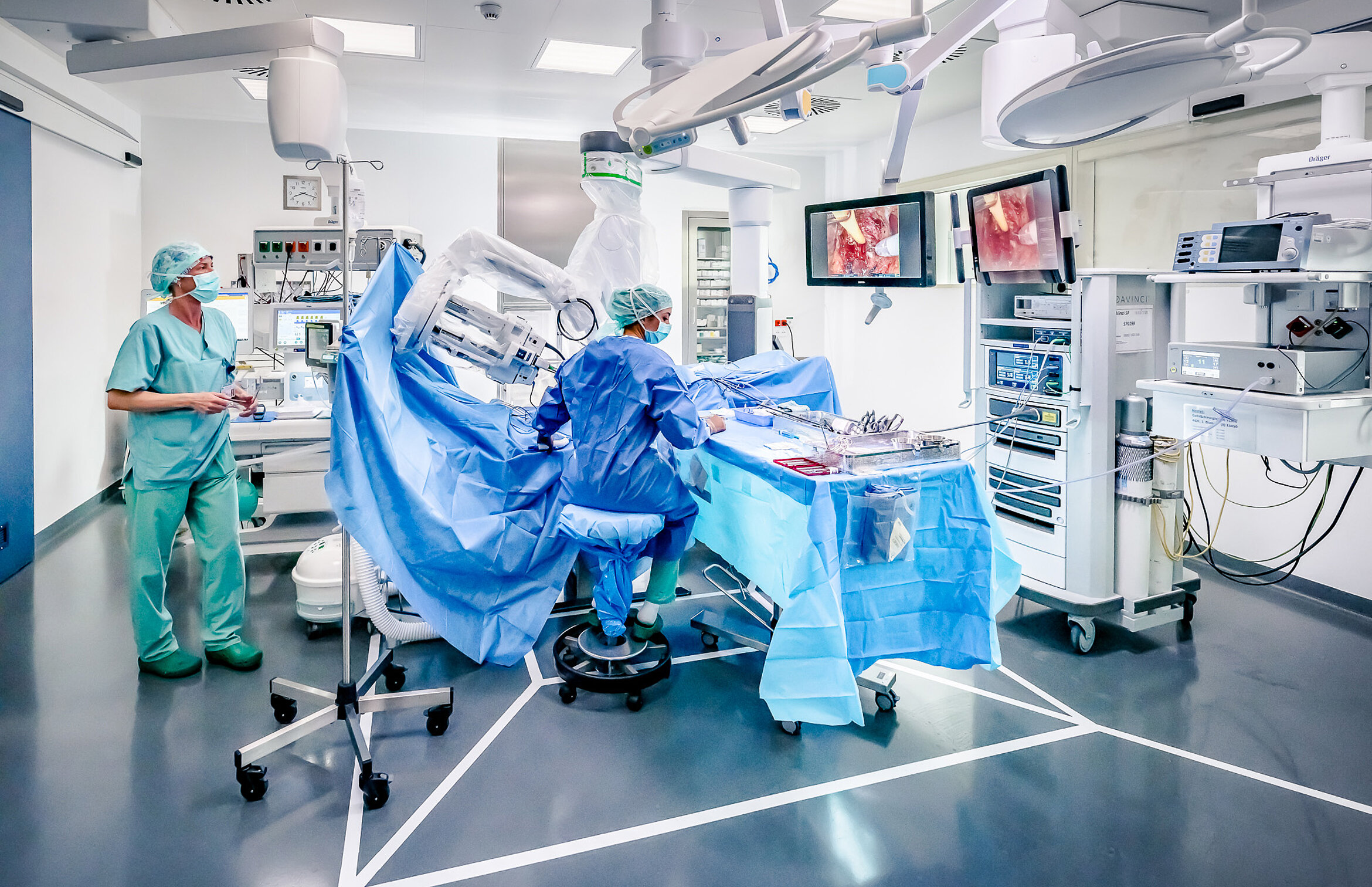 Moderner roboterassistierter OP-Saal der Martini Klinik