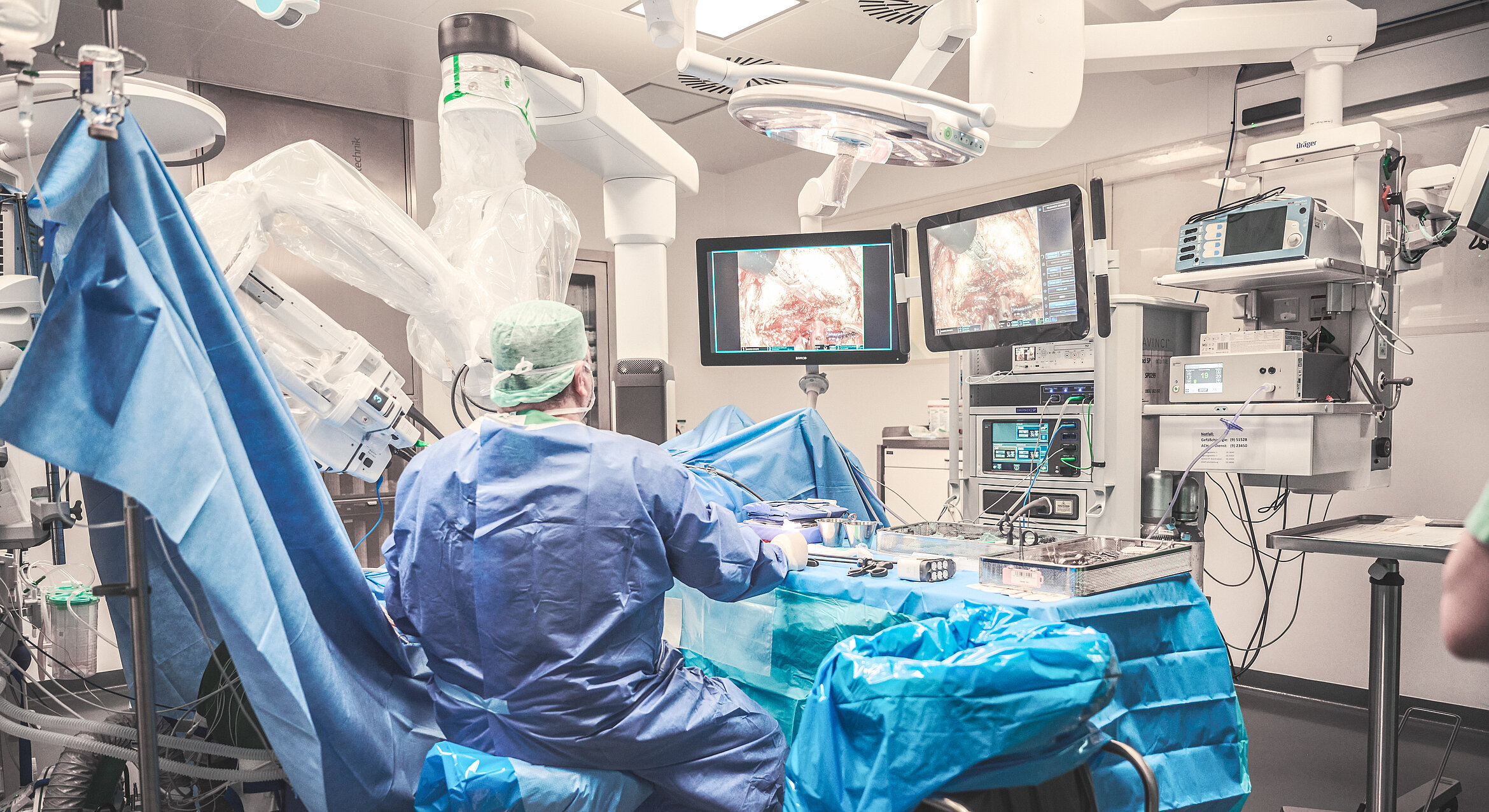 Moderner roboterassistierter OP-Saal der Martini Klinik