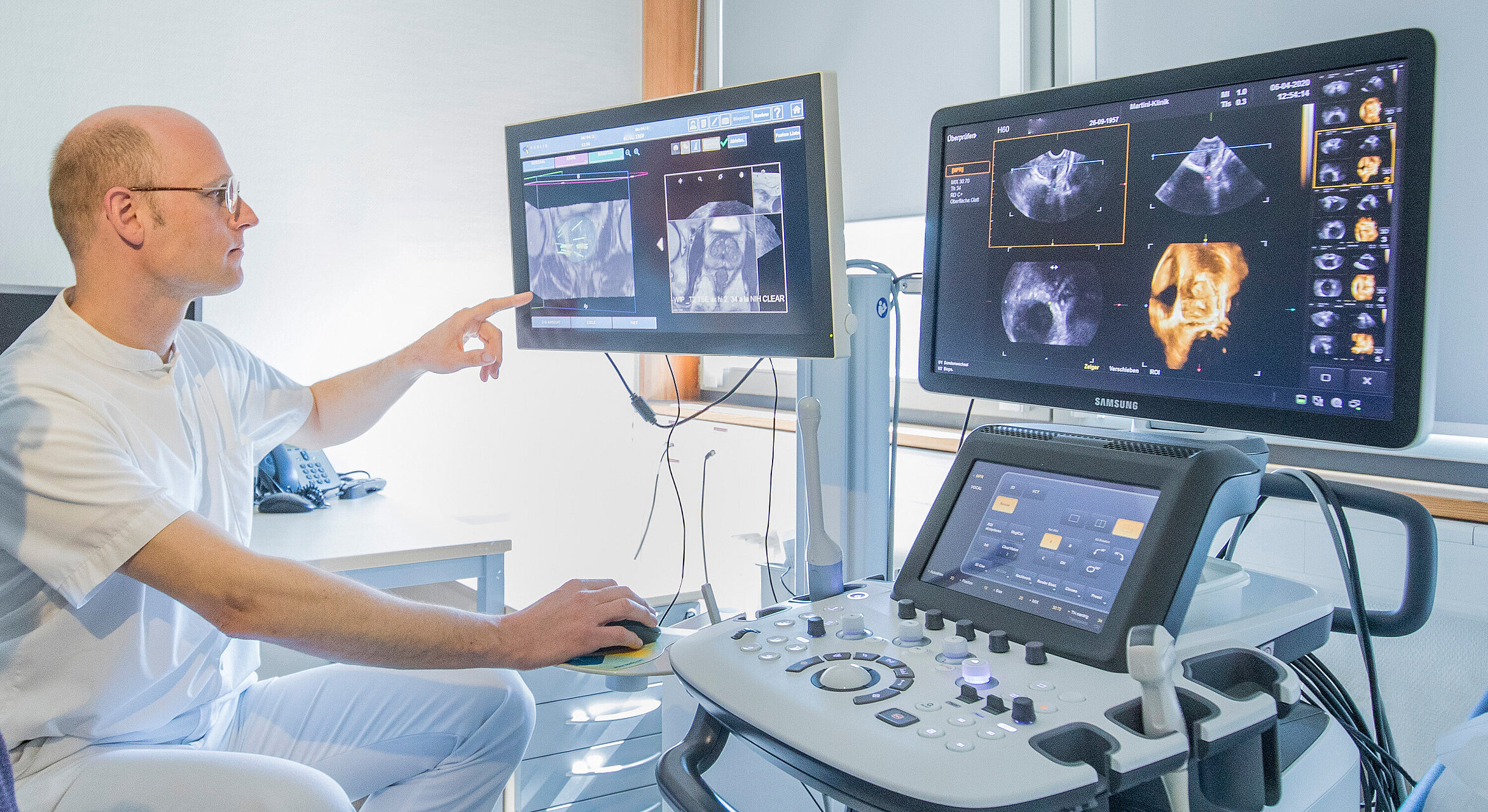 Ein Arzt zeigt auf den Monitor eines Ultraschallgeräts