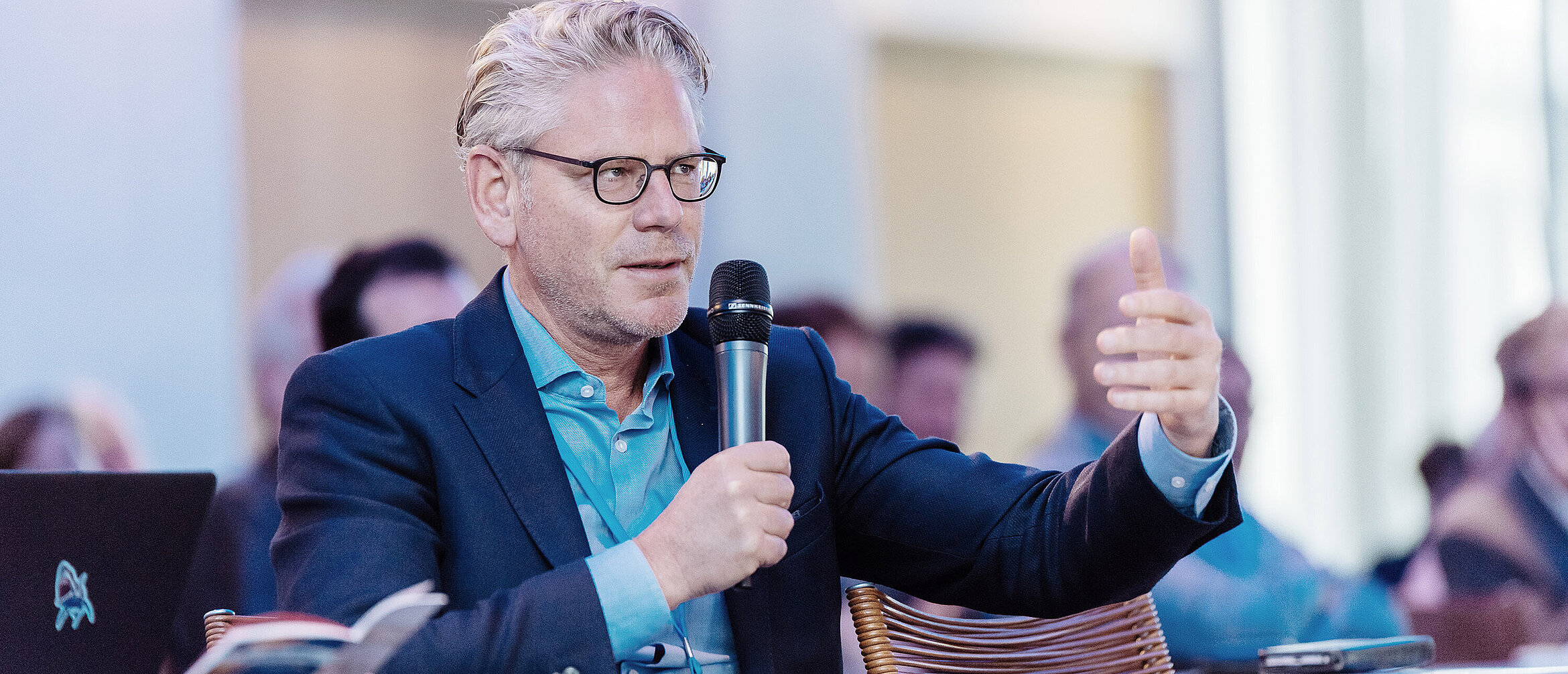 Prof. Graefen in einer Besprechung