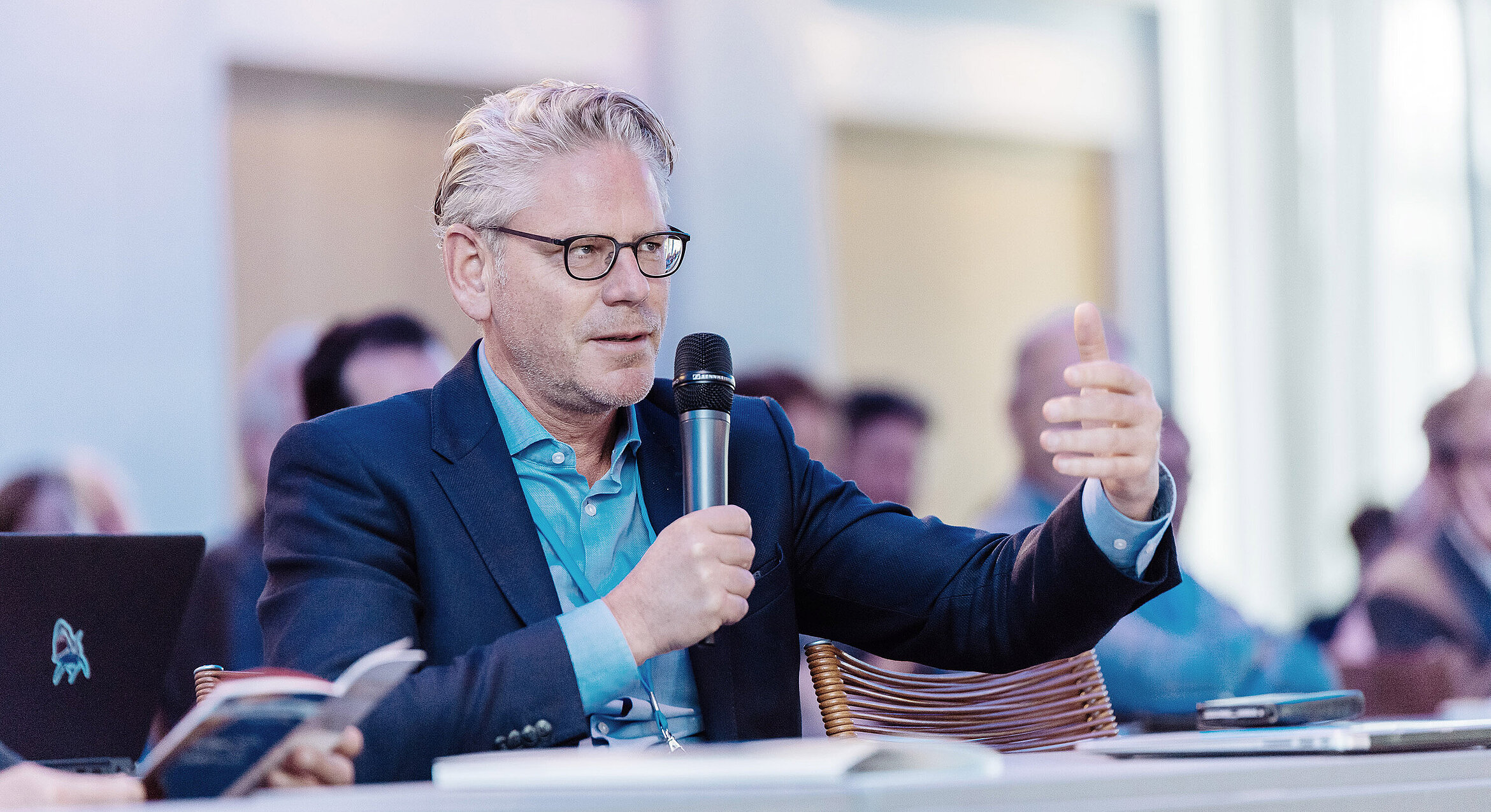 Prof. Graefen in einer Besprechung