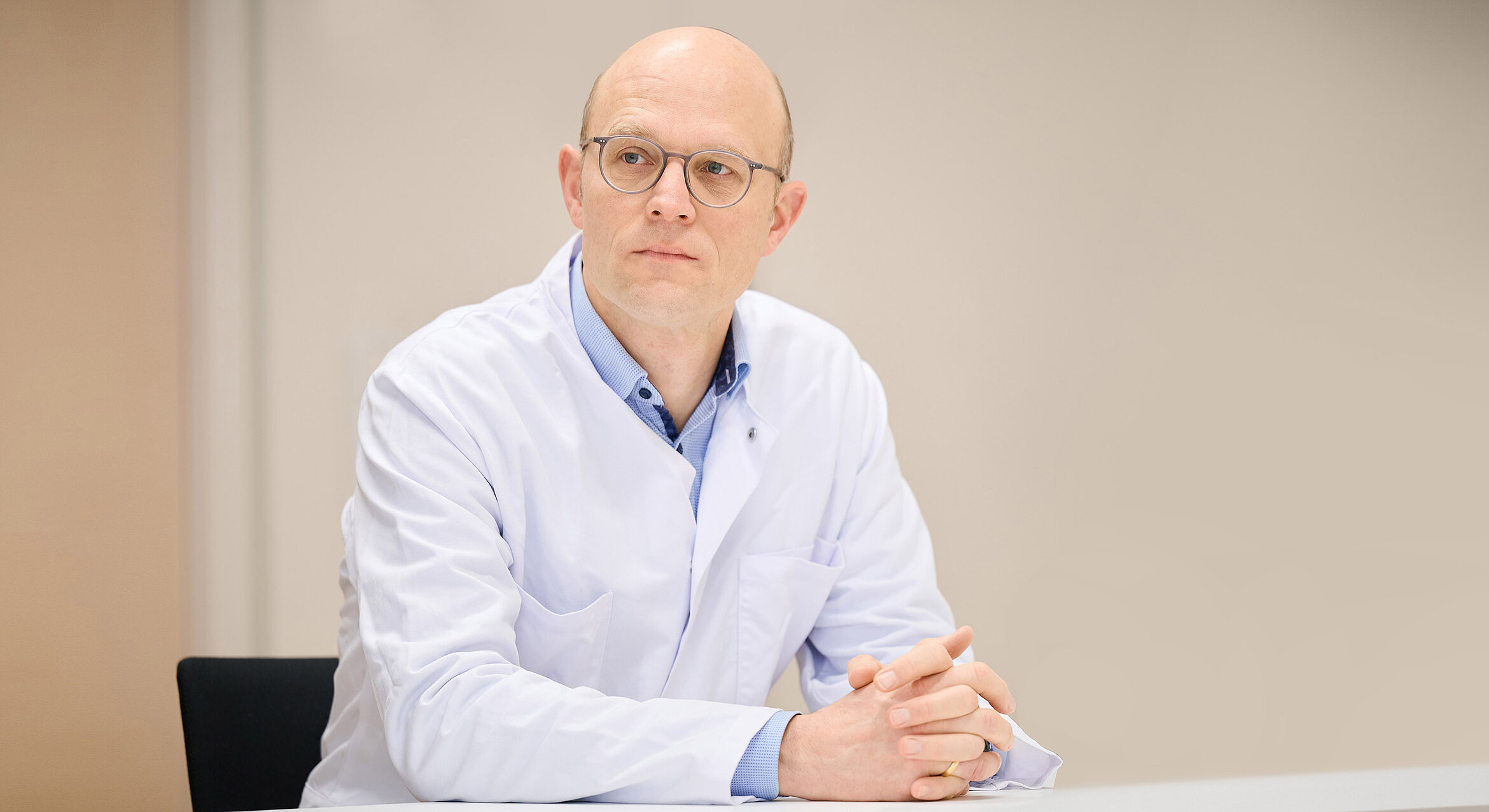 Prof. Dr. Budäus in einer Besprechung