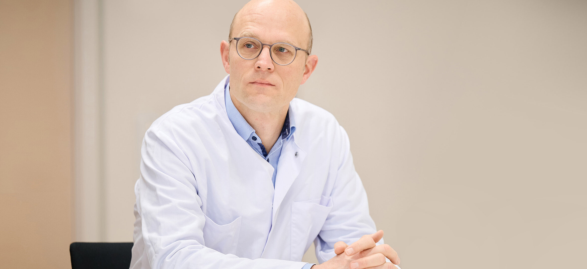 Prof. Dr. Budäus in einer Besprechung