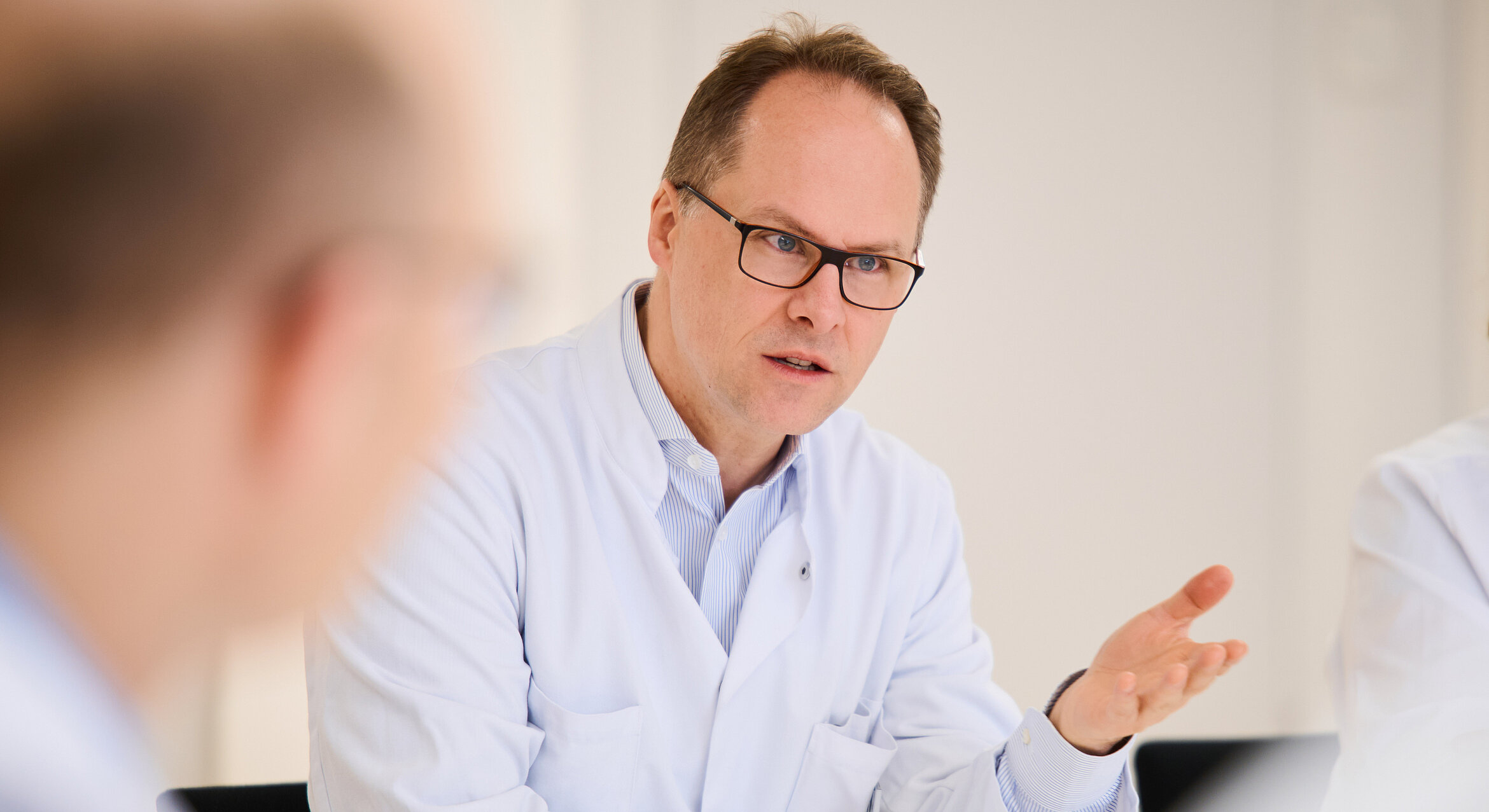 Prof. Dr. Maurer in einem Meeting mit weiteren Ärzten