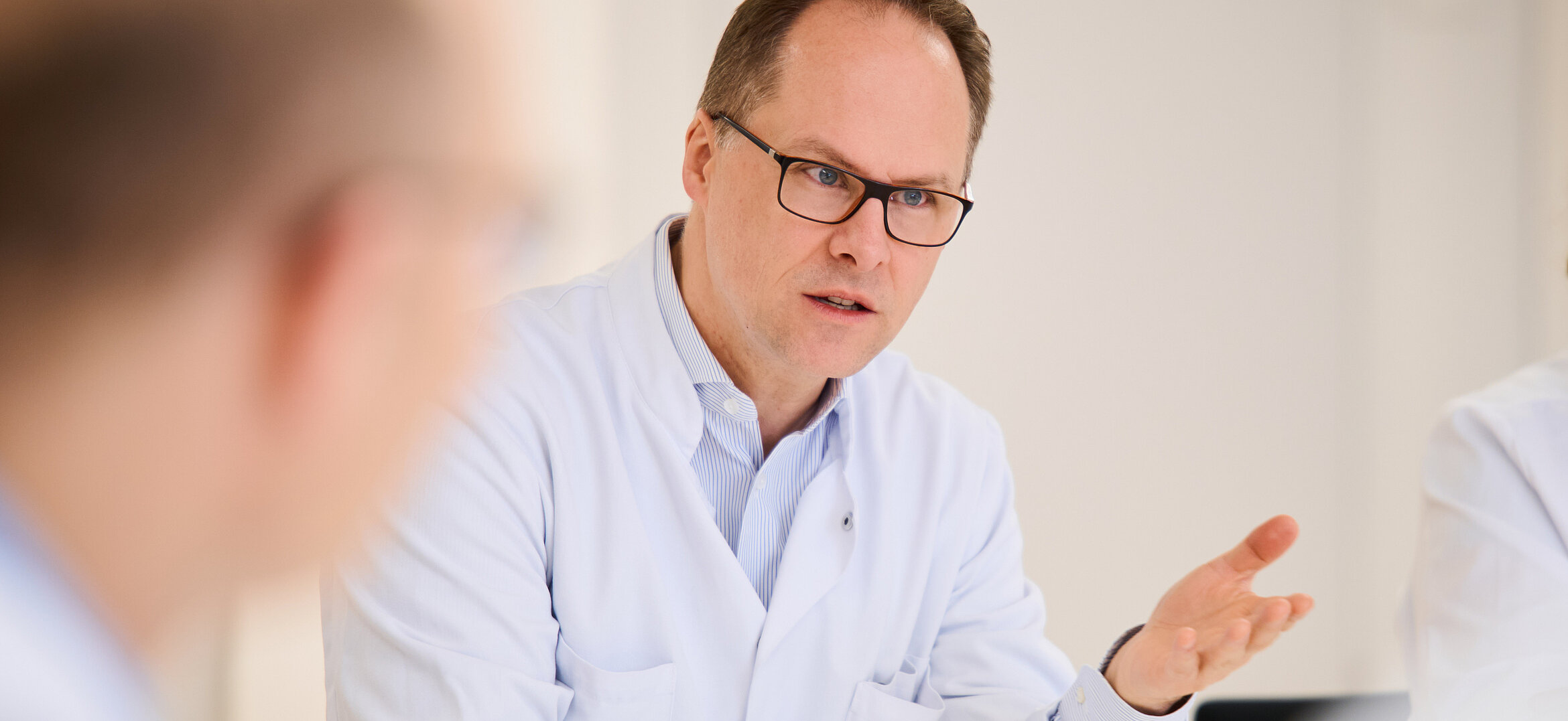 Prof. Dr. Maurer in einem Meeting mit weiteren Ärzten